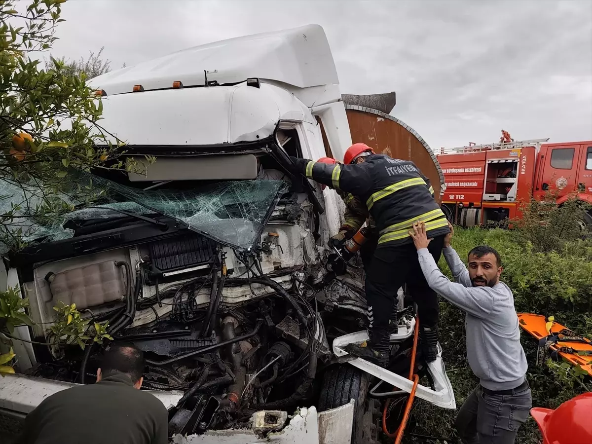Erzin'de Tır ve Tanker Çarpışması: 2 Yaralı Hastaneye Kaldırıldı