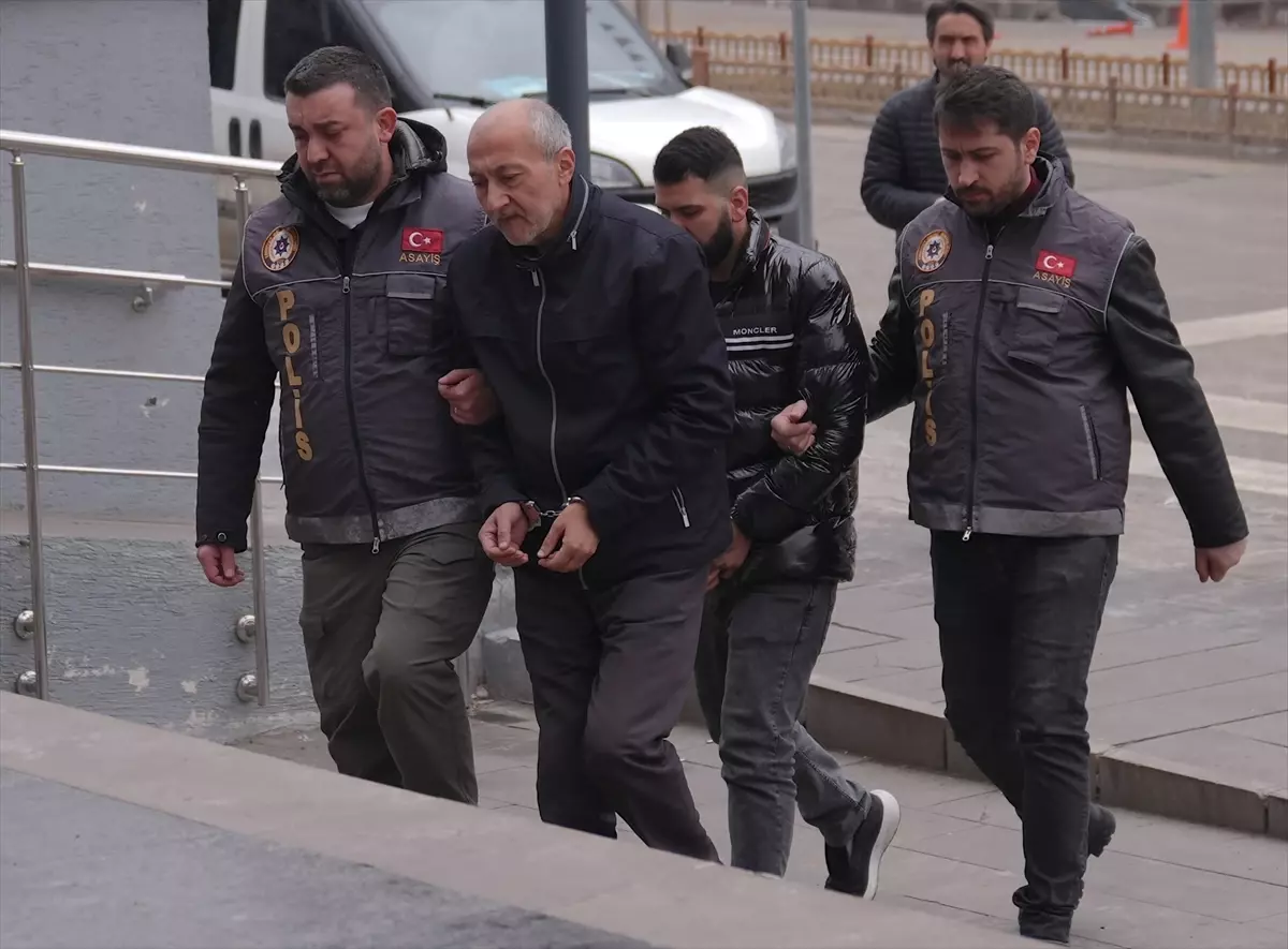 Erzurum’da Eczaneye Sıvı Yağla Saldırı Güvenlik Kameralarında Görüldü