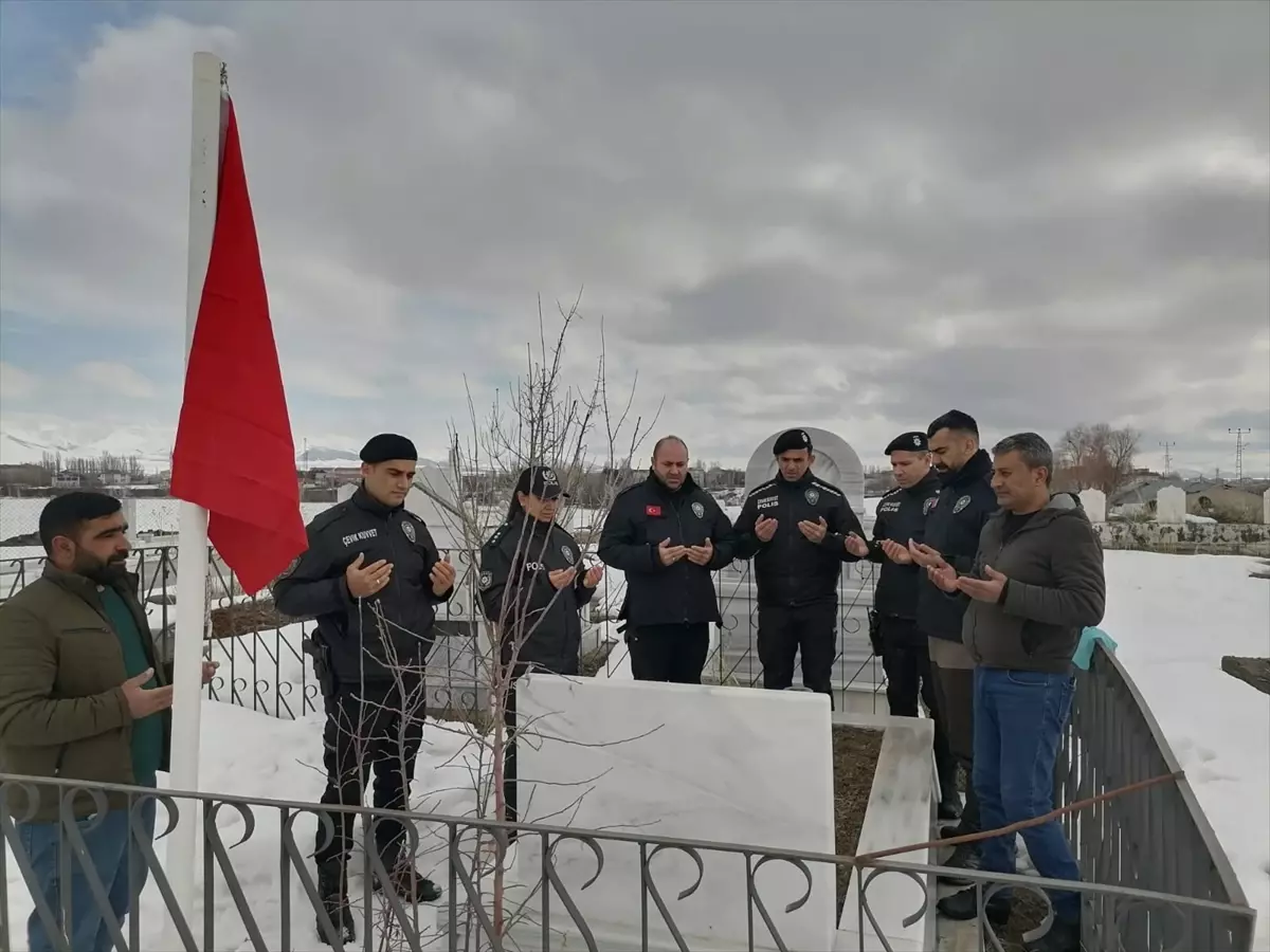 Erzurum Hınıs'ta Polis, Şehit Mezarı Bakımını Tamamlayıp Bayrağı Annesine Teslim Etti
