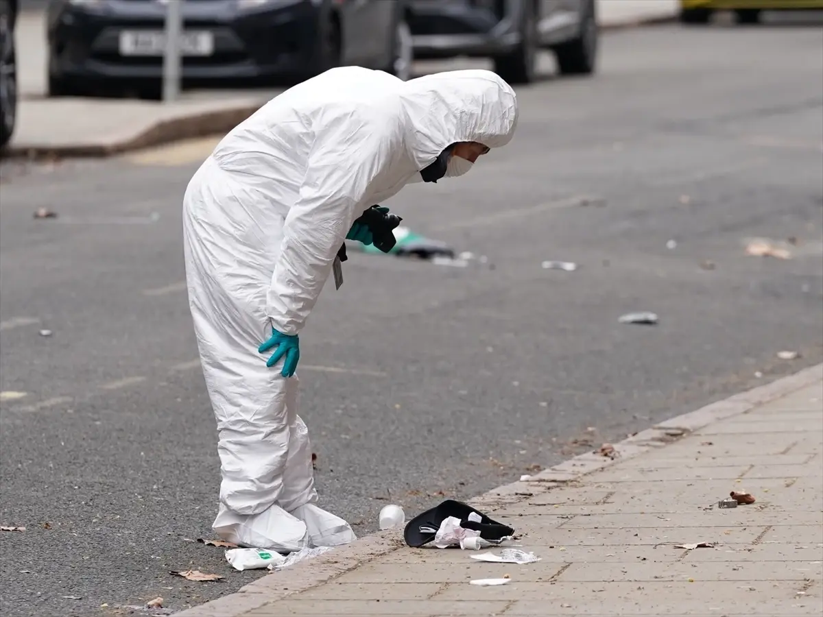 Derby'de Araç Yayalara Çarptı: 7 Kişi Yaralandı, Sürücü Gözaltında