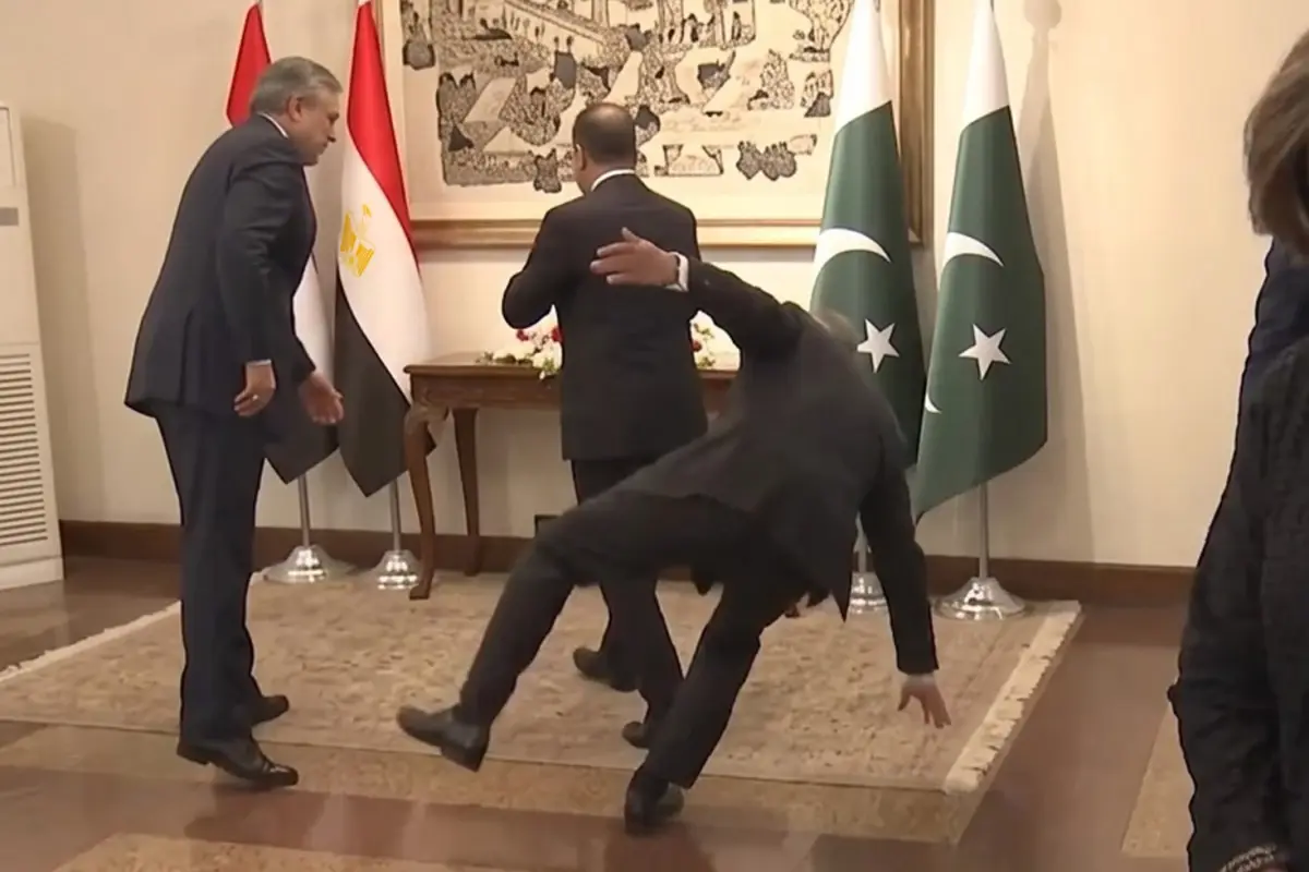 Pakistan Dışişleri Bakanı İshak Dar, İslamabad Zirvesi'nde Görkemli Bir Düşüş Yaşadı