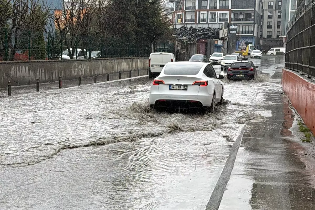 Yoğun Yağış İstanbul’u Sarsıyor: Trafik ve Seferlerde Gecikmeler