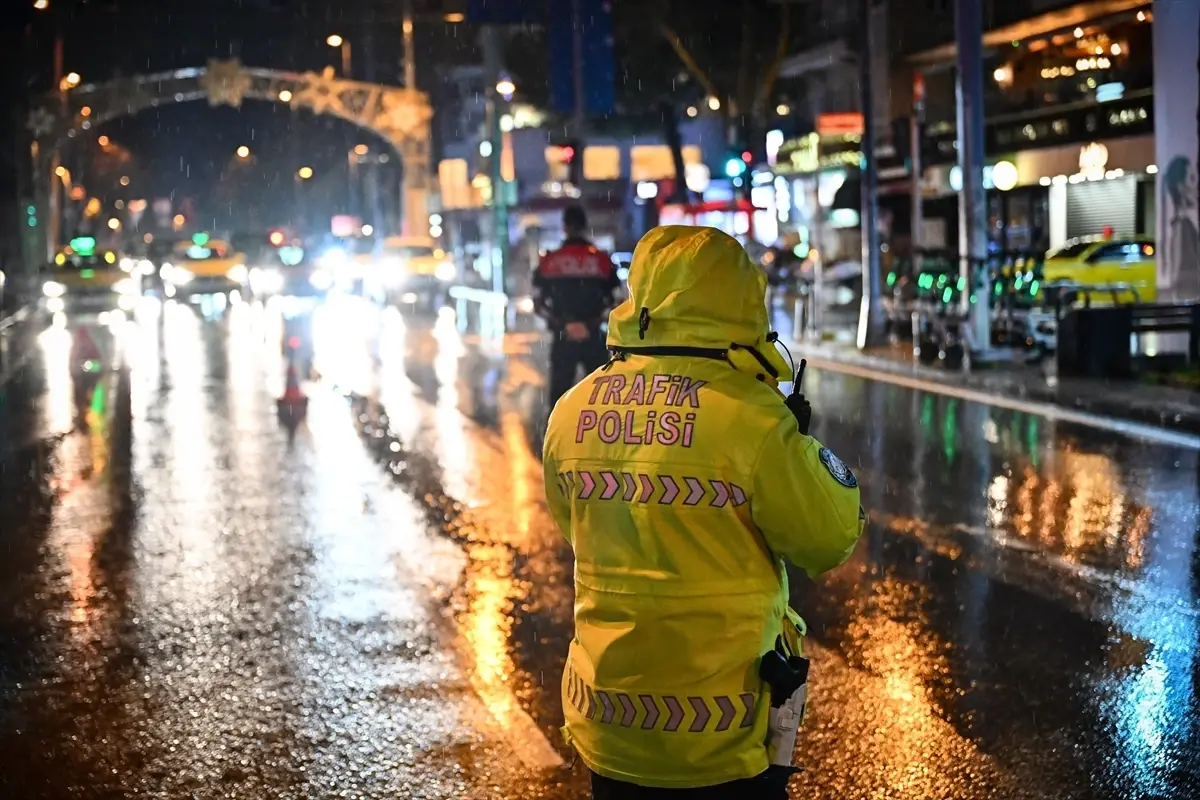 Kadıköy’de Trafik ve Asayiş Denetimi: Araç Kontrolleri ve Sürücülere Kesilen Cezalar