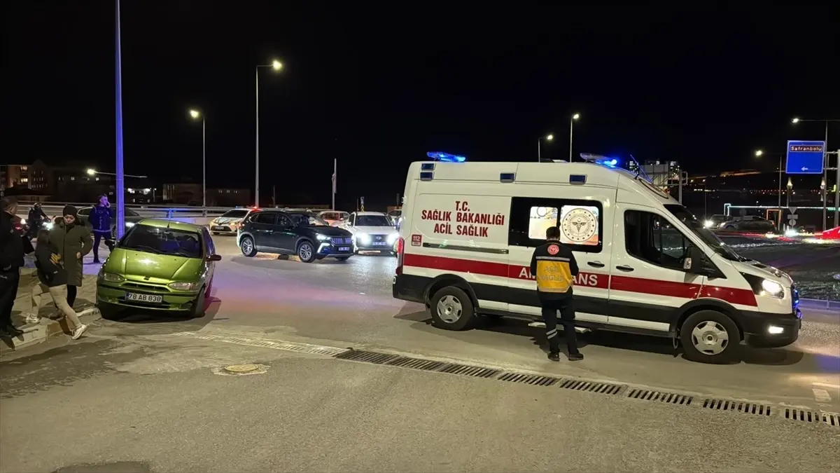 Karabük'te Trafik Kazası: Otomobil ve Motosiklet Çarpıştı, 2 Yaralı