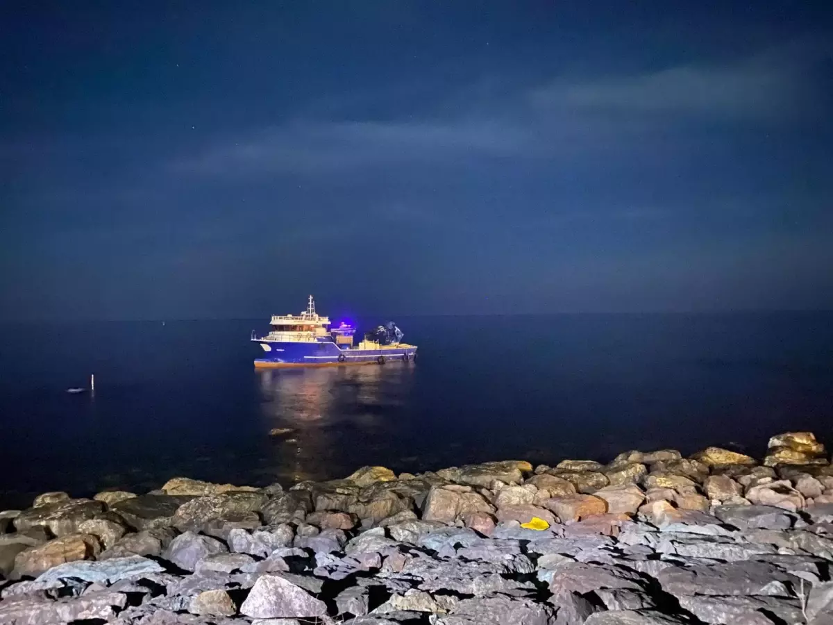 Rize Sahilinde Balıkçı Teknesi Kayalıklara Çarptı, Kaptan Kurtarıldı