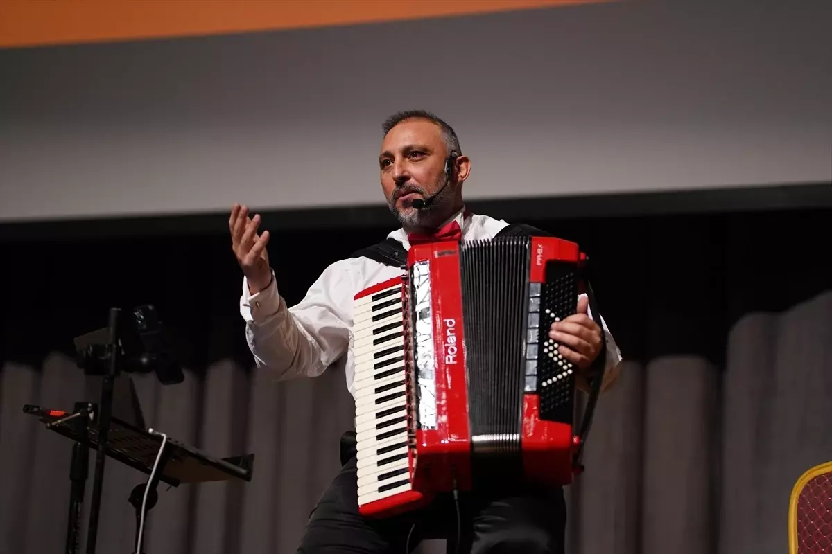 Evrim Kaşıkçı, Isparta’da Kadın ve Göç Temalı Müzikli Söyleşiyle Dikkat Çekti