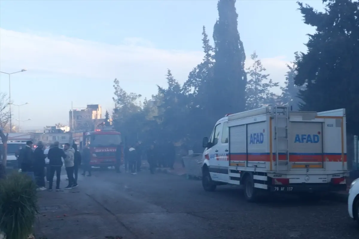 Kilis'te STK Binasında Çıkan Yangın Hızlıca Söndürüldü