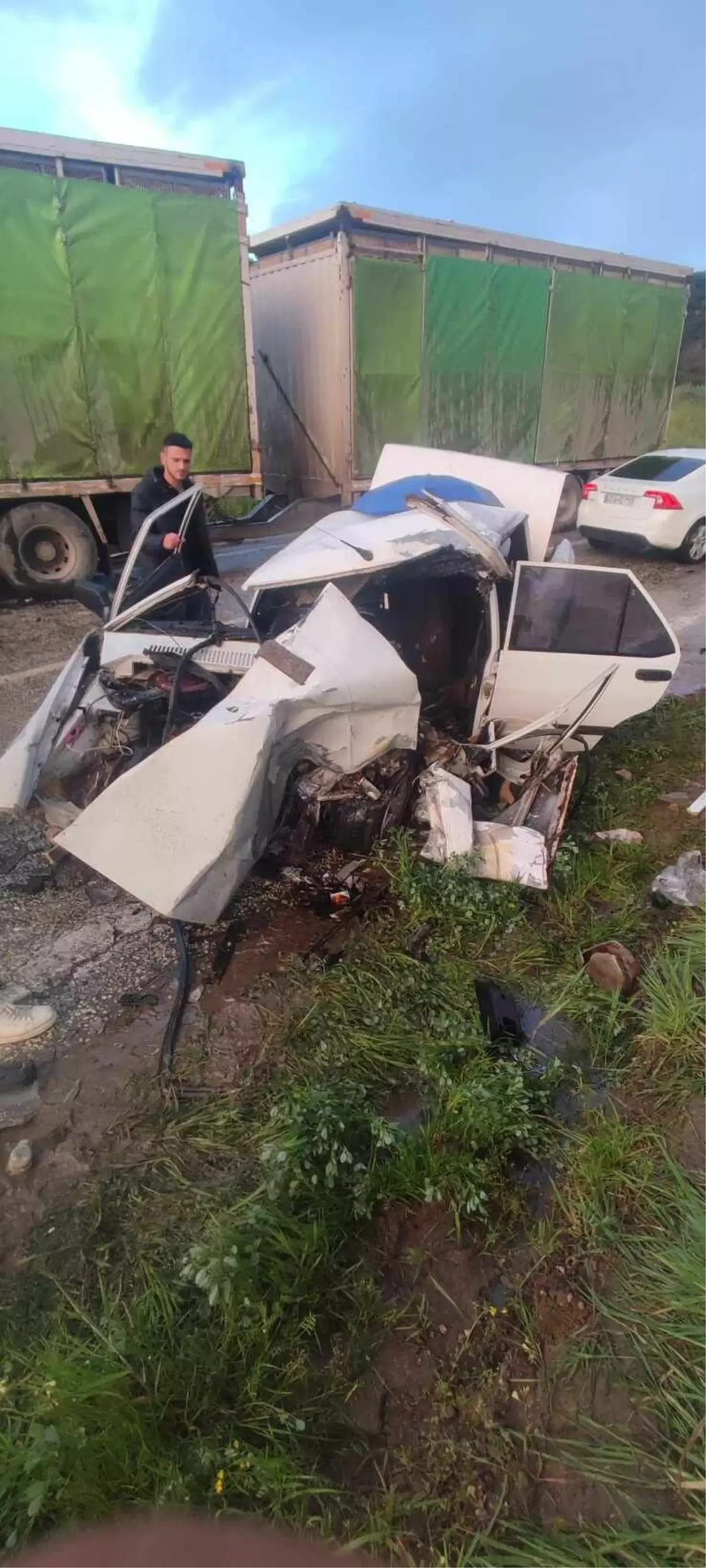 Alaşehir’de TIR ile otomobil çarpıştı: 1 ağır yaralı, 3 hafif yaralı