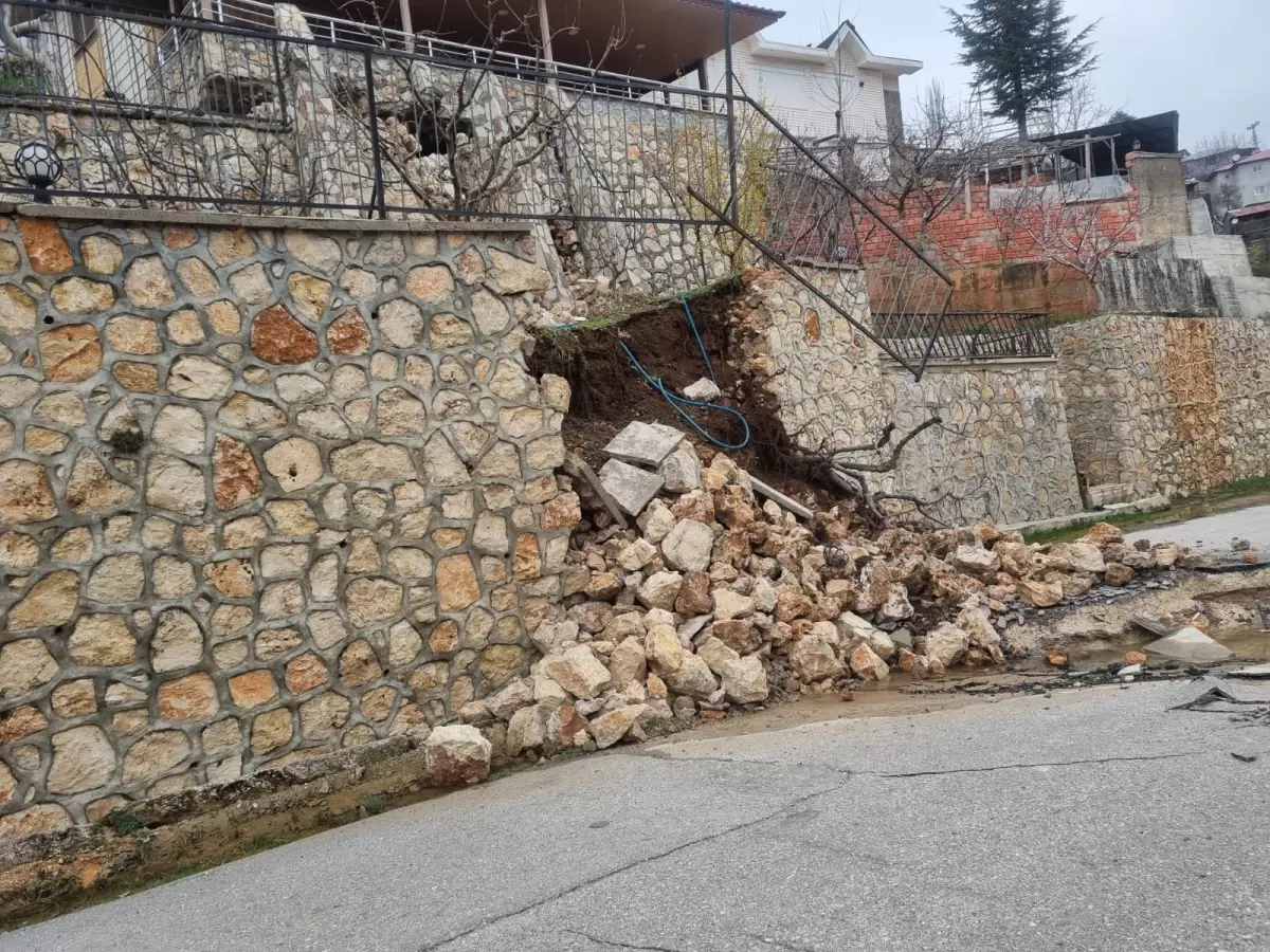 Mersin’de Ani Toprak Kayması: Birkaç Konut Hasar Aldı