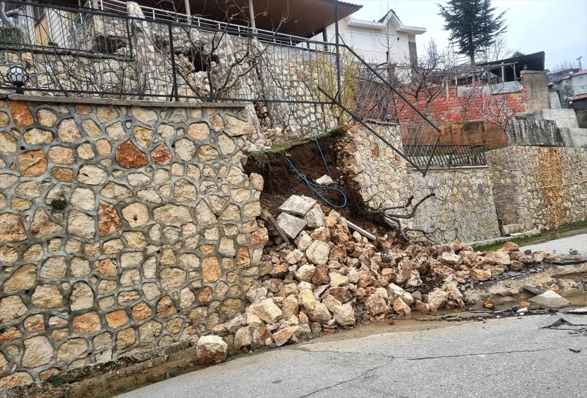 Mezitli'de Heyelan: Evlerde Hasar ve Ulaşımda Kesintiler