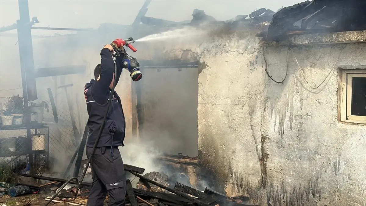 Menteşe'de Tek Katlı Ev Yangını: Tamamen Yıkıldı