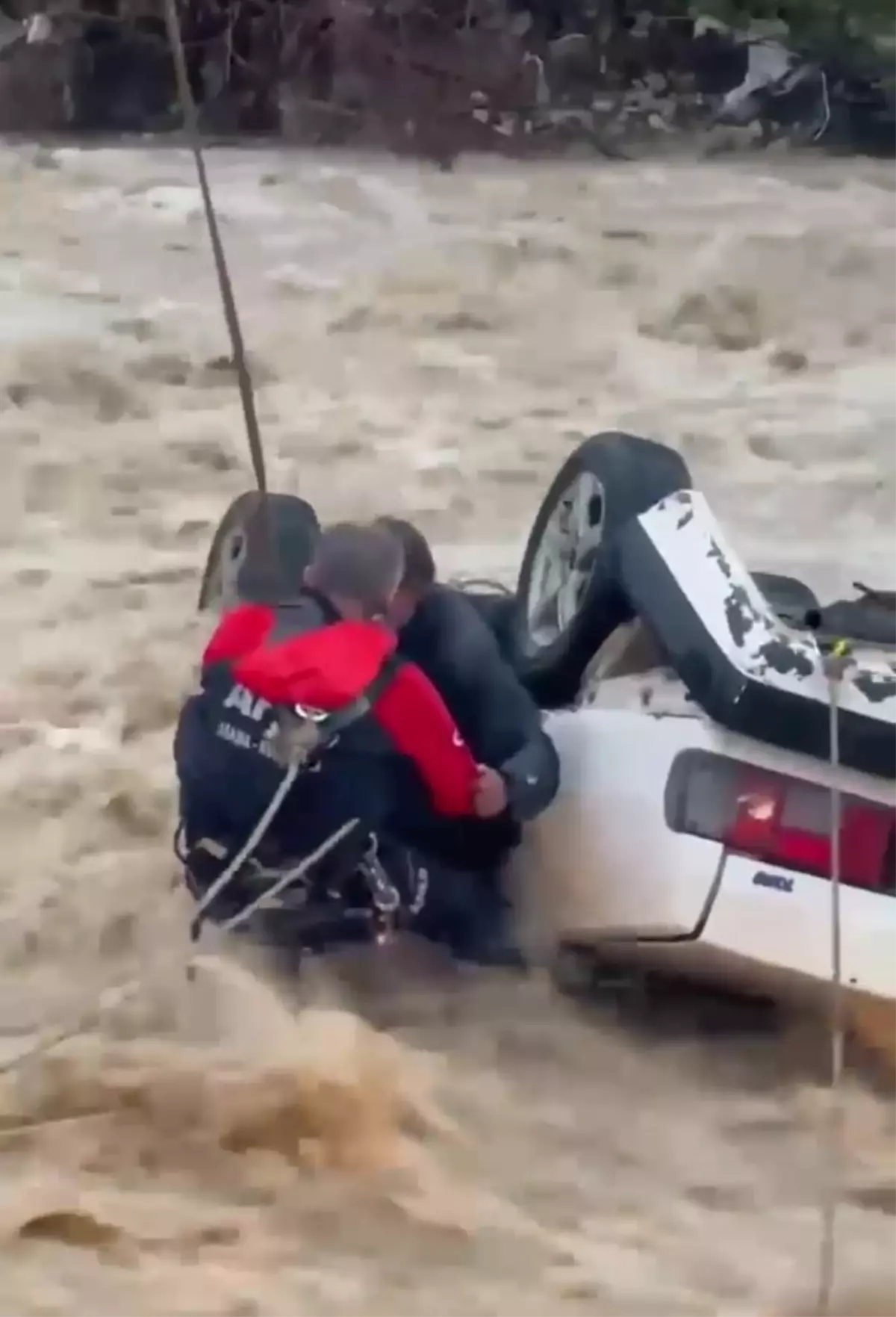 Milas'ta Sel Felaketi: Araç Sulara Kapıldı, Bir Kişi Hayatını Kaybetti