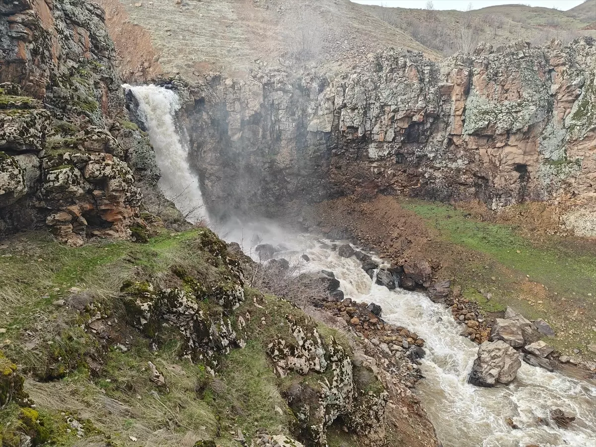 Muş’ta Doğa Şöleni: Şelaleler Yağmur ve Kar Erimesiyle Coştu