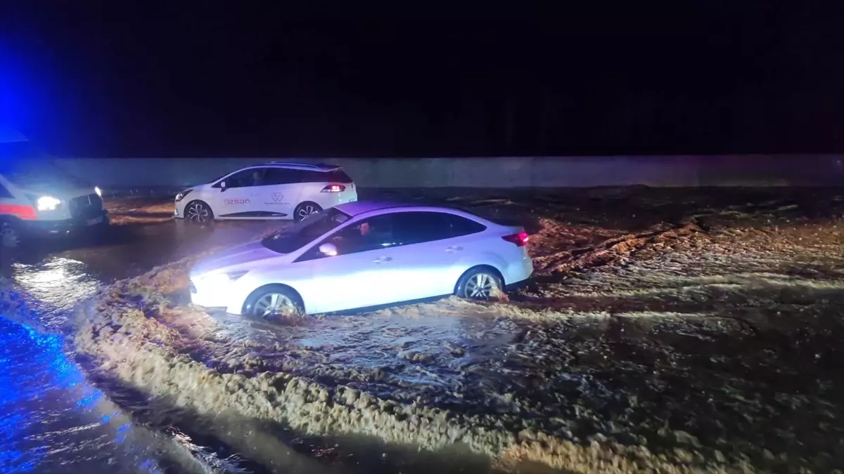 Ödemiş’te Şiddetli Yağış Trafiği Felç Etti: Su Birikintileri Yolları Kapattı