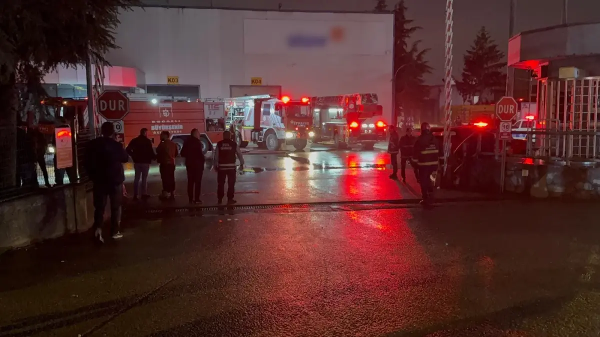 Başiskele'de Raf Üretim Fabrikasında Yangın Söndürüldü