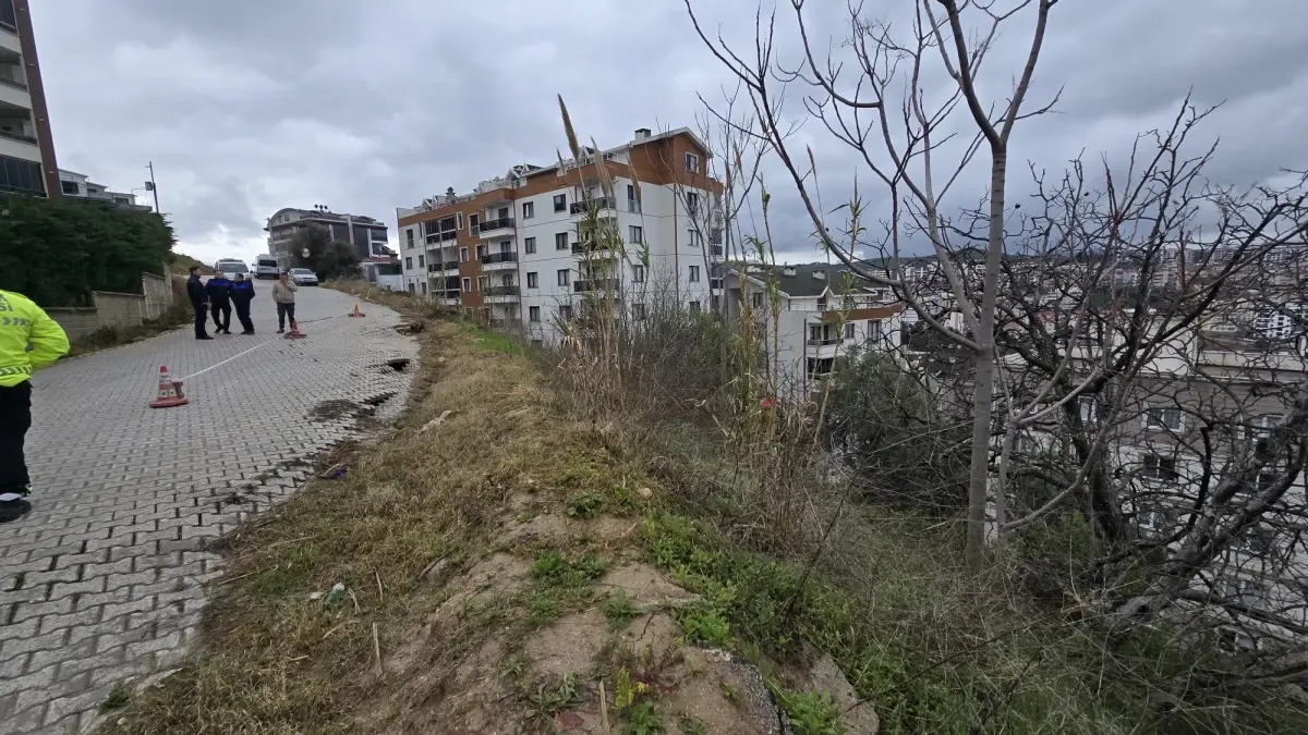 Mudanya’da Şiddetli Sağanak Sonrası Parke Yol Çöküşü: Trafik Sorunları ve Altyapı Çalışmaları