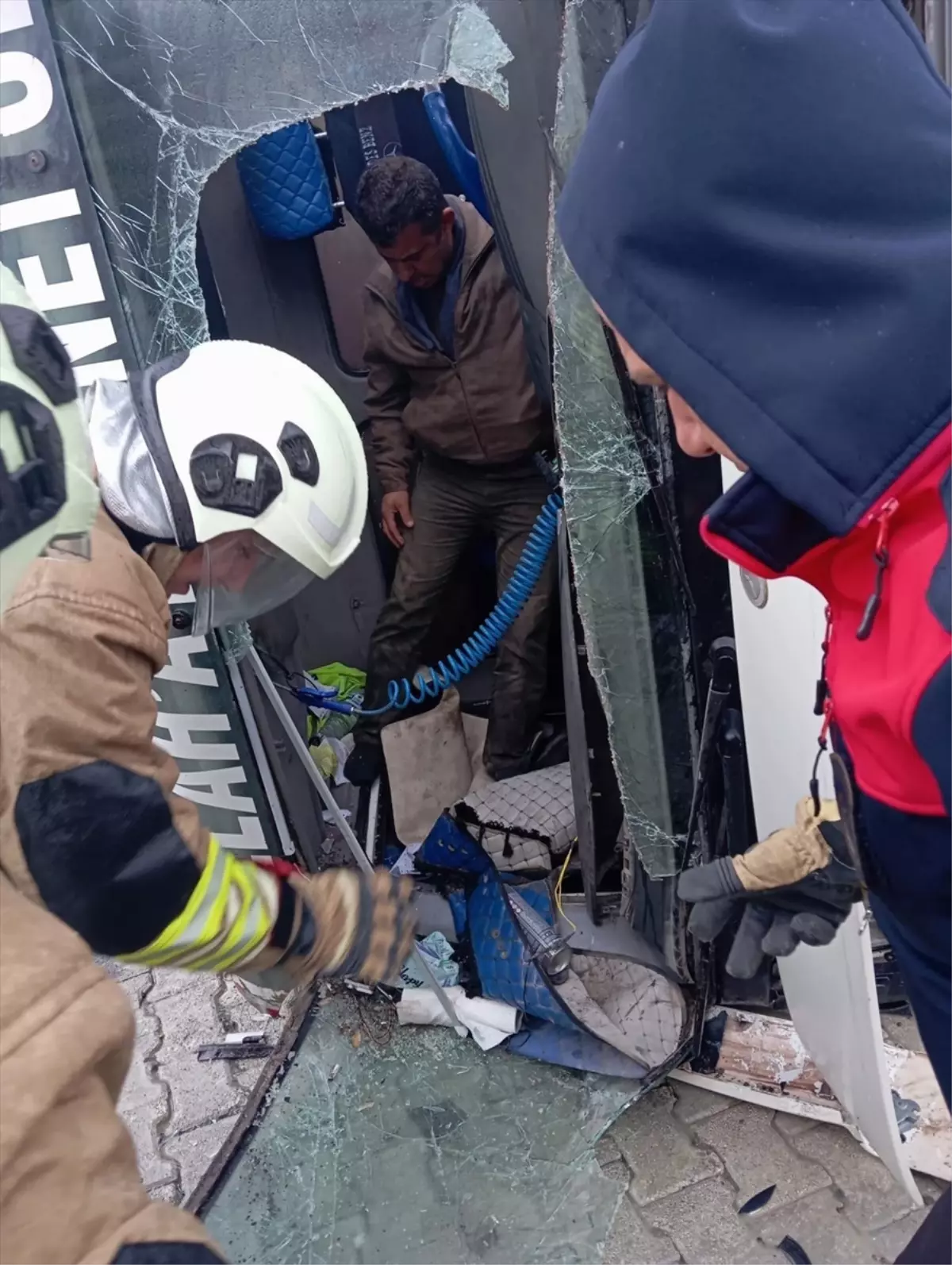 Hatay'ın Samandağ İlçesinde Kamyon Devrildi, Sürücü Hastaneye Kaldırıldı