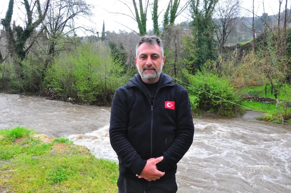 Yağmurda İzmir Deresinde Altın Avı: Sosyal Medya Meraklıları Bir Araya Geldi