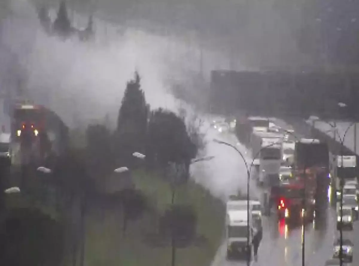 TEM Otoyolu'nda TIR Yangını: Tuzla Orhanlı'da Acil Durum