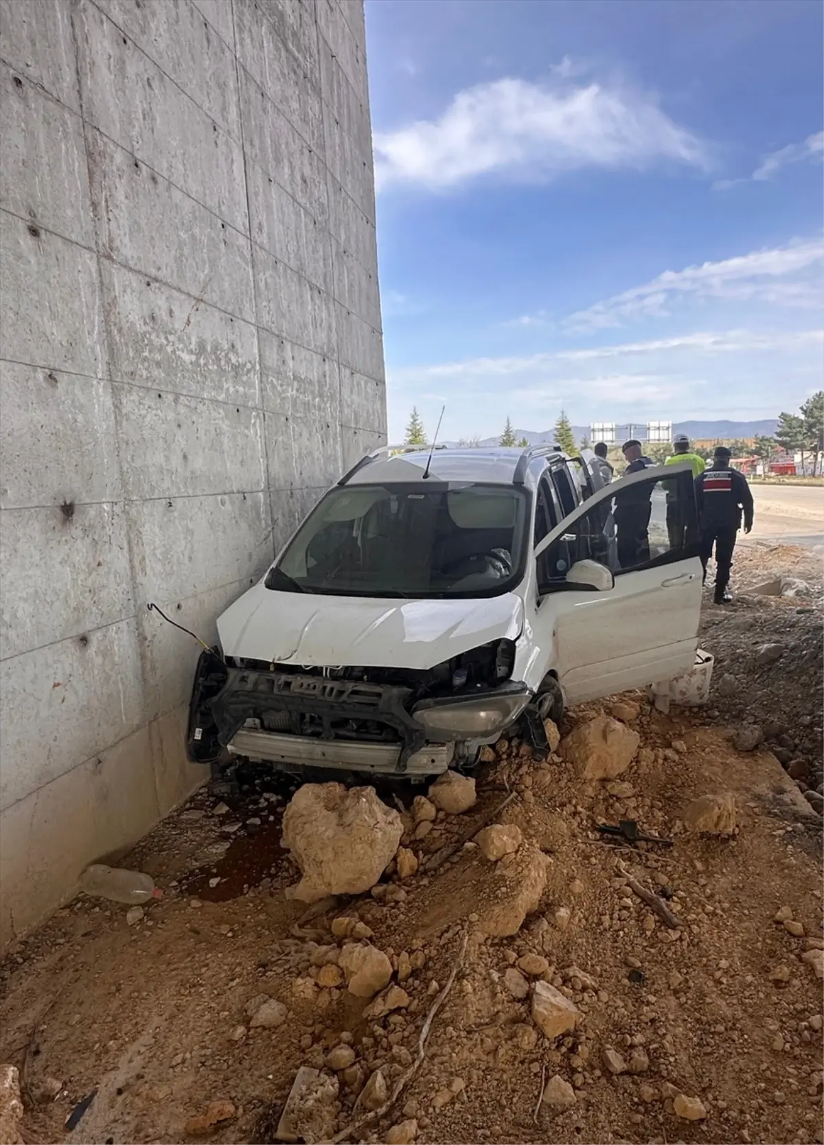 Tokat'ta Hafif Ticari Araç Beton Duvara Çarptı: 5 Yaralı