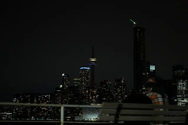 Earth Hour sırasında karanlıkta CN Tower