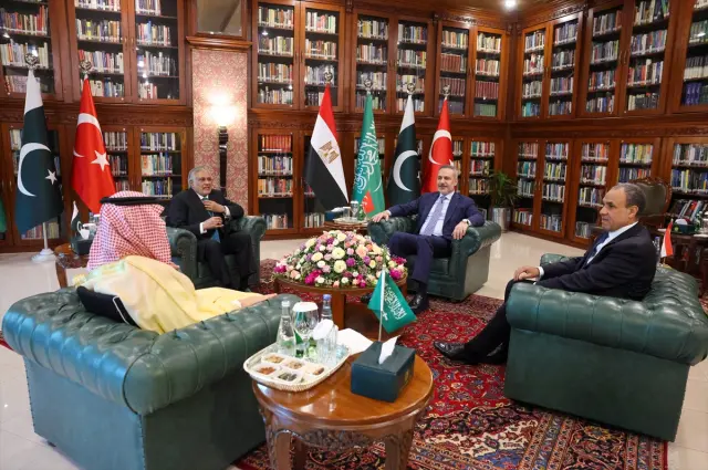 Zirve sırasında düşen Pakistan Dışişleri Bakanı