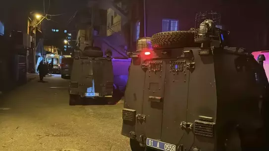 Patlama sonrası çatıdan yükselen duman ve yanan kalıntılar