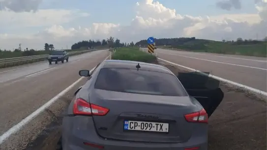 Kaza sonrası araç ve refüj görüntüsü