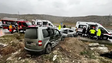 Beypazarı'nda Hafif Ticari Araç ve Otomobil Çarpıştı: 1 Ölü, 4 Yaralı