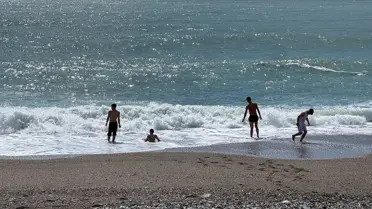 Antalya Sahillerinde Güneşli Günler Turist Akınına Neden Oluyor