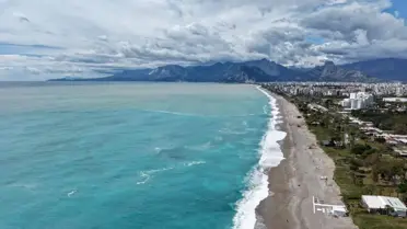 Antalya’da Güneş Parladı: Sahil Şeritleri Kalabalık
