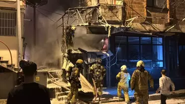 İtfaiye ekipleri yangını söndürüyor
