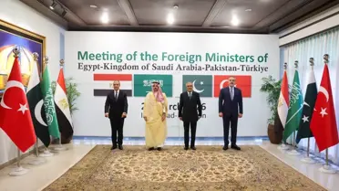 Toplantı salonunda Hakan Fidan ve diğer bakanlar