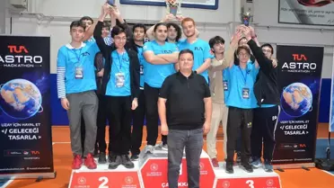 Hackathon’da proje sunumu yapan gençler