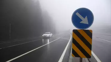 Bolu Dağı geçişindeki sisli yolun ana fotoğrafı