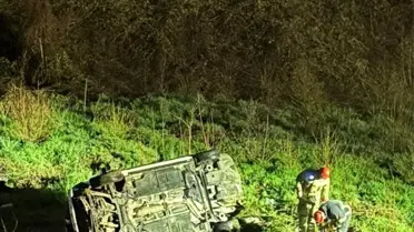 Kaza sonrası şarampole dönen otomobil