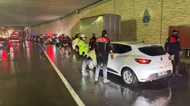 Denetim sırasında polis memurları trafiği yönlendiriyor
