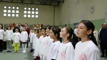 Çocuklar tenis kortunda