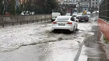 İstanbul sokaklarında su birikintileri