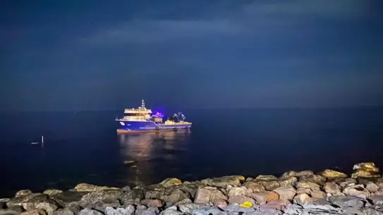 Balıkçı teknesi kayalıklara oturmuş, kaptan tahliye edilmiş