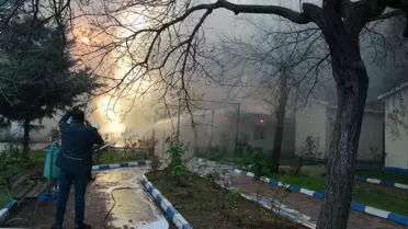 Yangın sonrası söndürülmüş prefabrik bina