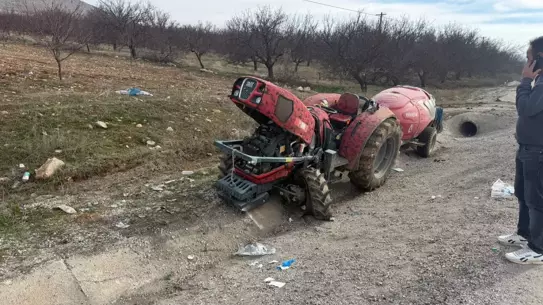 Devrilen traktörün yakın çekim fotoğrafı