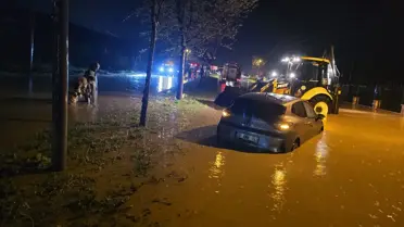 Turgutlu’da sel sonrası yollarda mahsur kalan araçlar