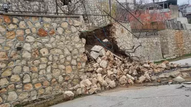 Mersin’de toprak kayması sonrası hasarlı konutların görüntüsü