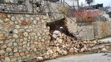 Heyelan sonrası hasarlı evlerin görüntüsü