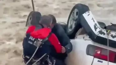 Sel sularına kapılan otomobilin fotoğrafı