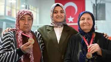 Yaşlılar ve torunları koşu yarışında