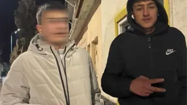 Av tüfeğiyle oynayan gençler