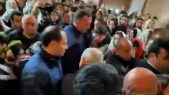 Güvenlik görevlileri kilise girişini kontrol ediyor