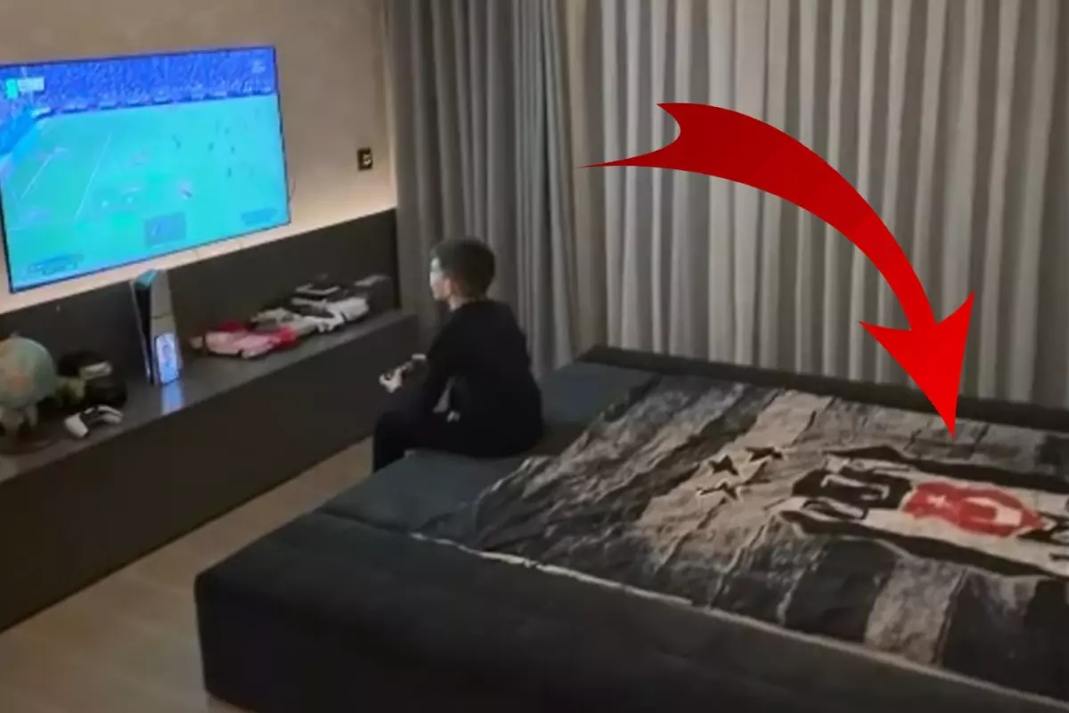 Cenk Tosun'un Oğlunun Oyun Anı Sosyal Medyada Patladı: Yatağındaki Beşiktaş Detayı Gündemde